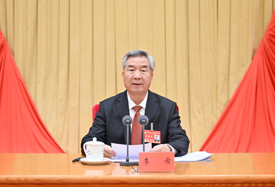 1月12日,中国共产党第二十届中央纪律检查委员会第五次全体会议在北京开幕。中共中央政治局常委、中央纪律检查委员会书记李希代表中央纪律检查委员会常务委员会作题为《以更高标准、更实举措推进全面从严治党,为实现“十五五”时期目标任务提供坚强保障》的工作报告。